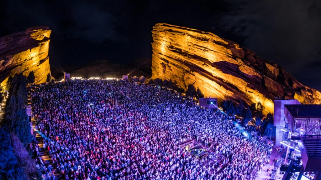 Red Rocks Amphitheatre private shuttle with group arriving